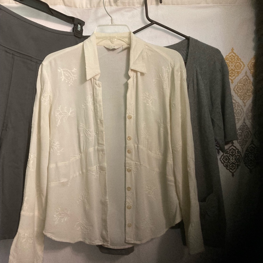 J. Jill Crepe blouse (needs ironed). Pattern on front and waist seam, size S.
